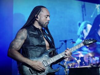 Angra em apresentação ao vivo de “Make Believe”