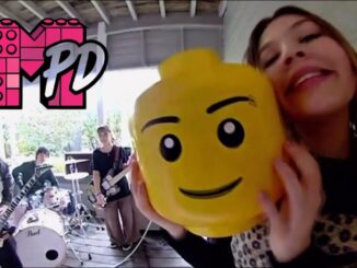 Maple’s Pet Dinosaur no videoclipe de “Child’s Play”