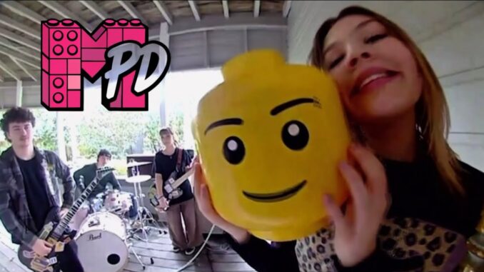 Maple’s Pet Dinosaur no videoclipe de “Child’s Play”