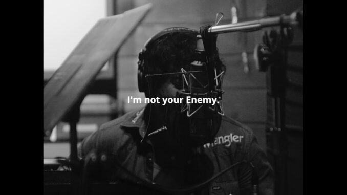 Nicotine Dolls no lyric video oficial do single Enemy