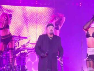 Vince Neil com as backing vocals Nasty Habits durante show do Mötley Crüe em Dallas