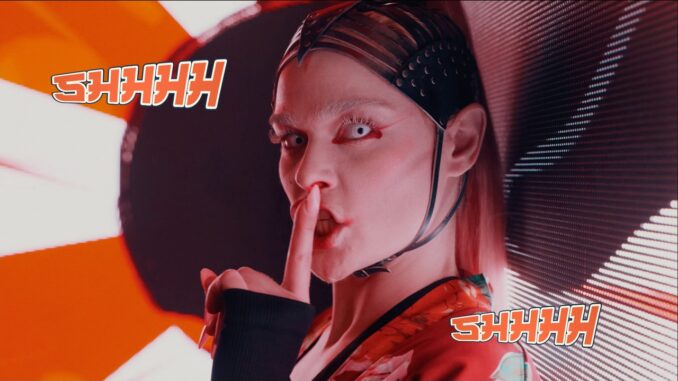 SKYND no videoclipe de “Johnny Kitagawa”